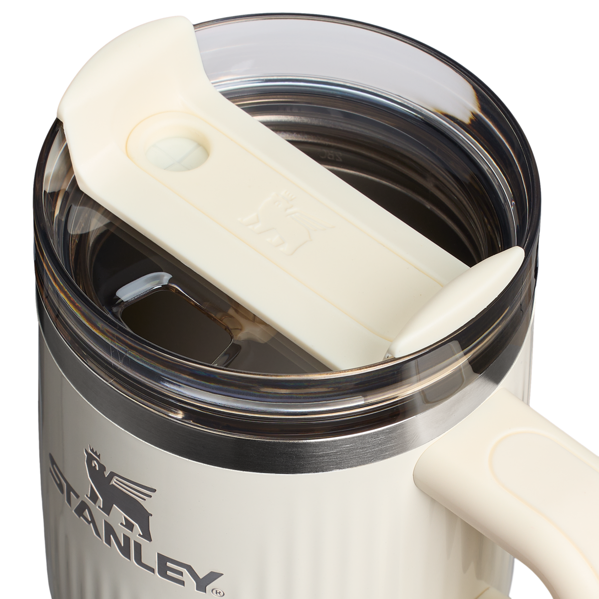 Stanley 1913 The Quencher® H2.0 Fluted Tumbler with Handle 20 OZ in Cream Gloss | Lid Detailed View